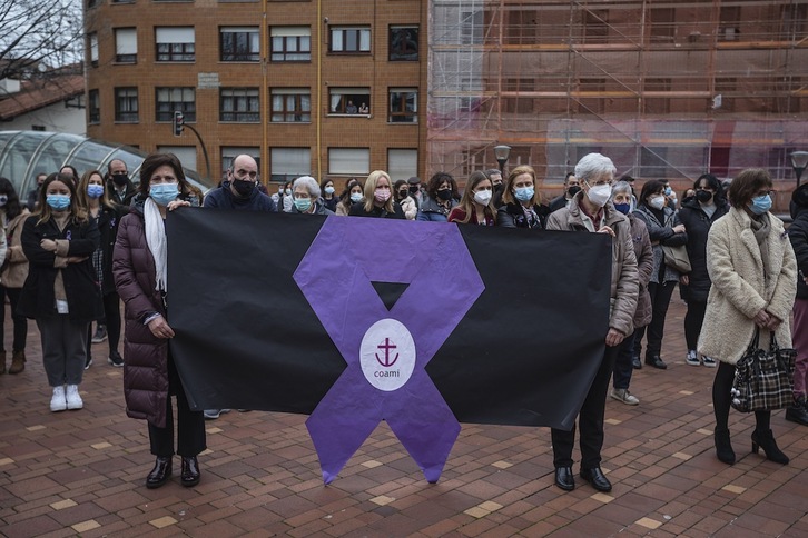 Concentración en Sestao por la muerte de una mujer a manos de su marido el 12 de febrero.  (Aritz LOIOLA/FOKU)