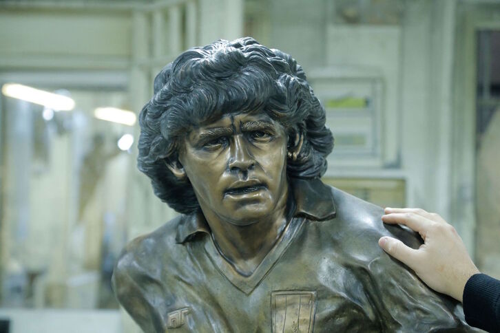 Esta estatua de Maradona se inaugurará el jueves en Nápoles, donde se le venera. (Carlo HERMANN | AFP)