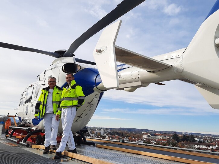 Personal del servicio de helicópteros sanitarios que opera, en cooperación con Osakidetza y Gobierno de Nafarroa, desde el Hospital de Baiona-SAMU64. (NAIZ)