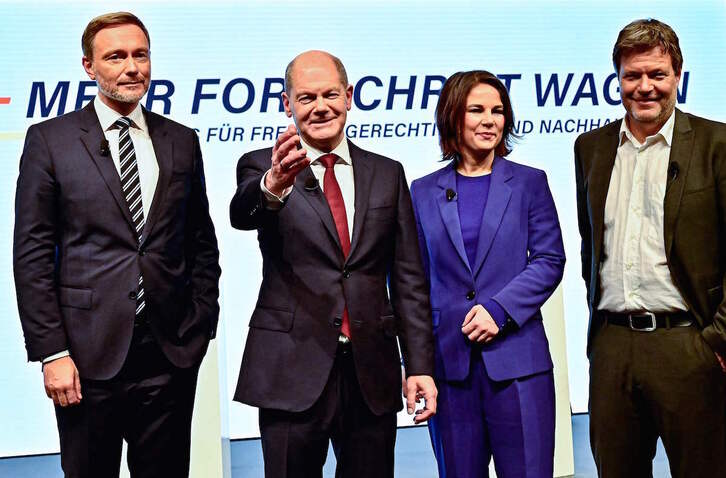 El próximo canciller, Olaf Scholz, con líderes del FDP, Chirstian Lindnber, y de los Verdes, Annalena Baerbock y Robert Habeck. (Tobias SCHWARZ/AFP)