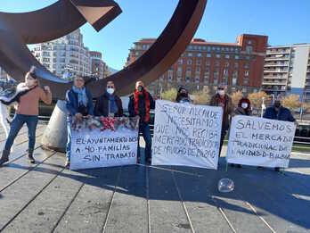 Concentración de los vendedores contra la supresión del mercado tradicional navideño de Bailén. (Asociación Koan)