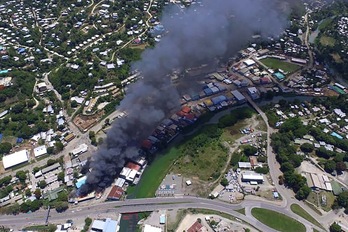 Imagen aérea del fuego por los disturbios en la capital, Honaira. (ROBERT TAUPONGI-AFP) 