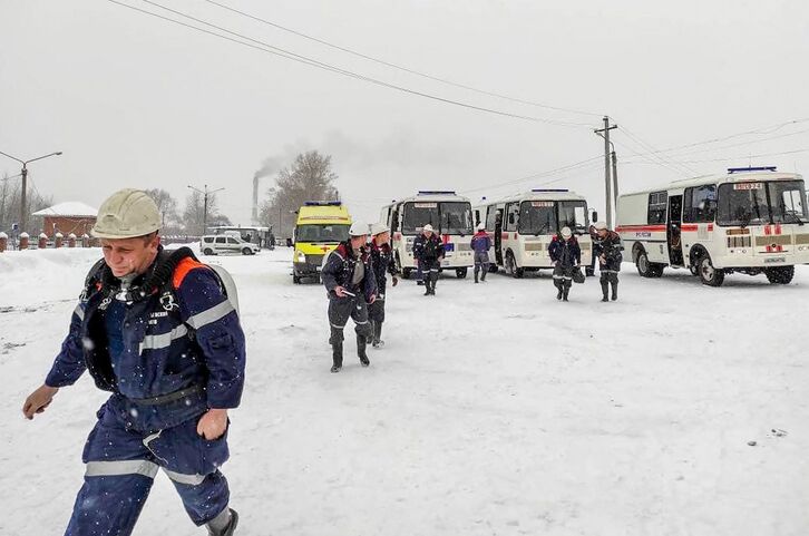 Equipos de rescate en la mina de Siberia. (AFP)