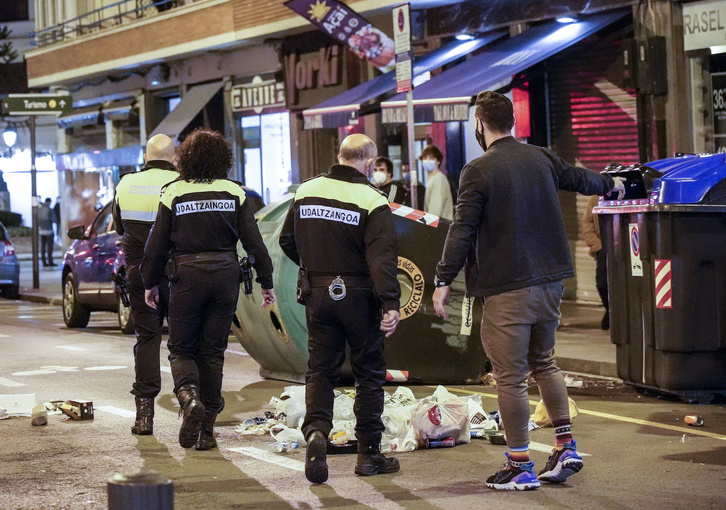 Agentes de la Policía Municipal de Bilbo durante unos incidentes ocurridos en el segundo estado de alarma. (Marisol RAMIREZ/FOKU)