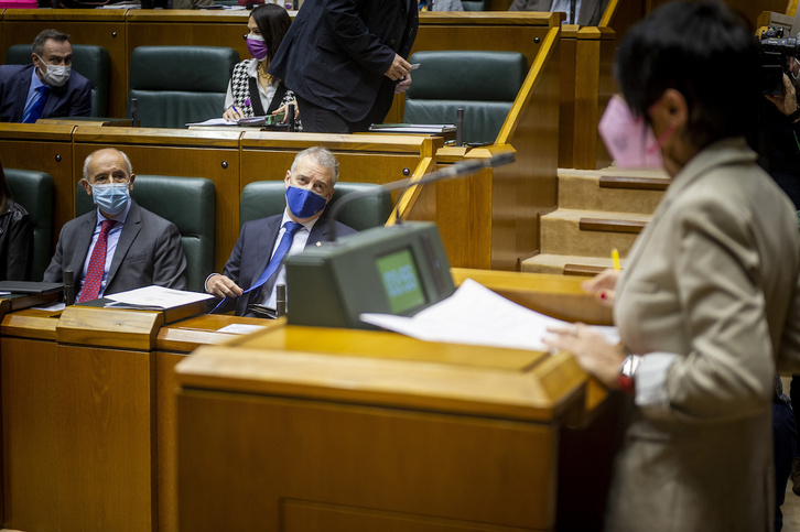 Urkullu escucha a Maddalen en el Parlamento, donde ha anunciado que EH Bildu no presentará enmienda a la totalidad. (Jaizki FONTANEDA/FOKU) 