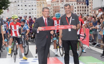 El alcalde de Bilbo, Juan Mari Aburto, en la salida de etapa de la edición de 2019, que recorrió el estadio San Mamés. (@bilbao_udala)