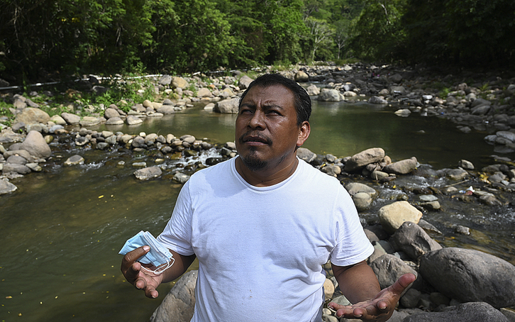 Juan López, en lucha contra una explotación de óxido de hierro en una reserva forestal. (Orlando SIERRA | AFP)
