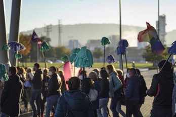 Protesta contra la brecha salarial del personal de limpieza ante el BEC de Barakaldo. (Aritz LOIOLA/FOKU)