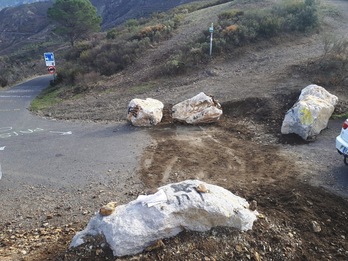 Las enormes piedras que cerraban la frontera, retiradas por activistas independentistas. (FEM CATALUNYA NORD)