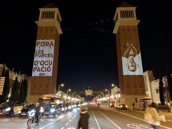 El monarca español, boca abajo en una de las Torres Venecianas. (@assemblea)