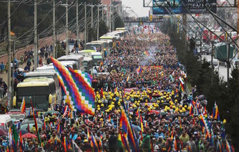 La masiva marcha a su paso por El Alto, hacia el centro de la La Paz. (Luis GANDARILLAS/AFP)