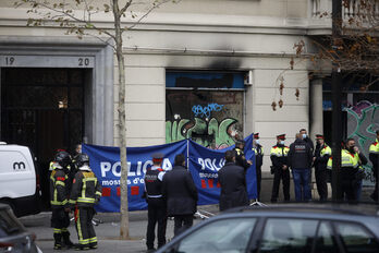 Policías y servicios de emergencia en el exterior de la oficina bancaria. (Kike RINCÓN / EUROPA PRESS)