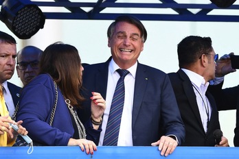 El ultraderechista presidente brasileño, Jair Bolsonaro, se ríe junto a la diputada Bia Kicis en Brasilia. (Evaristo SA/AFP)