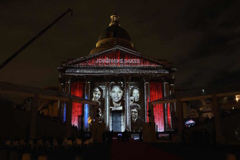 Cuatro retratos que resumen las diversas facetas de Josephine Baker han presidido el acto de homenaje. (Thomas COEX /AFP)