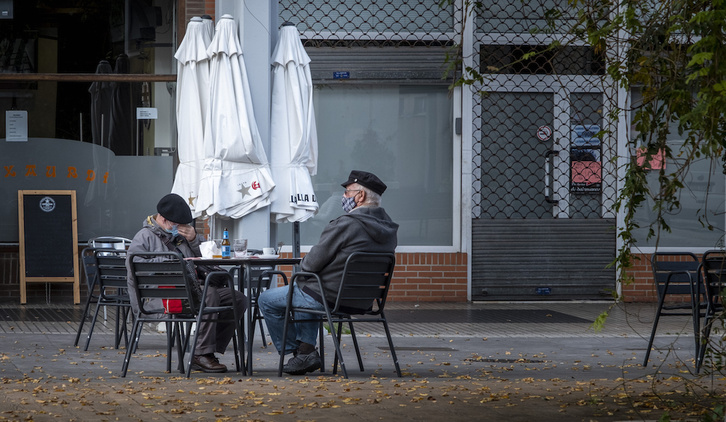 Dos hombres toman una consumición en una terraza. (Jon URBE / FOKU)