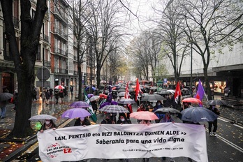 La manifestación de esta mañana por la Gran Vía de Bilbo. (Endika PORTILLO/FOKU)