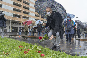 El activista Mikel Martin coloca unas flores en el acto celebrado en Donostia. (Andoni CANELLADA | FOKU)