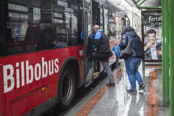 Pasajeros subiendose a un Bilbobus. (Marisol RAMIREZ/FOKU)