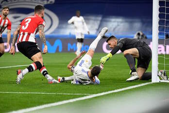 El Athletic ha sufrido para detener a Benzema. (Phierre-Philippe MARCOU / AFP)