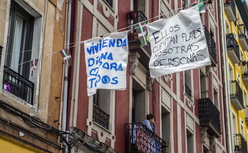 Colectivos de Zabala, San Francisco y Bilbo Zaharra piden un plan de intervención para los barrios. (Marisol RAMIREZ/FOKU)