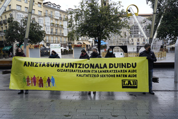 Protesta de LAB en el centro de Gasteiz. (Raul BOGAJO/FOKU)