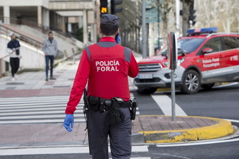 Imagen de archivo de un agente de la Policía Foral en Iruñea.(Iñigo URIZ/FOKU)