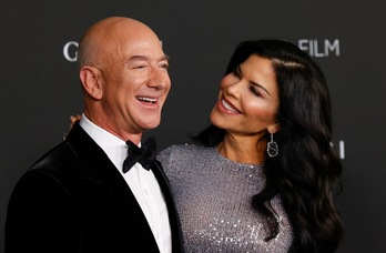 El fundador de Amazon, Jeff Bezos, junto a la actriz Lauren Sánchez, en una reciente gala en el Museo de Arte del Condado de Los Ángeles. (Michael TRAN/AFP)