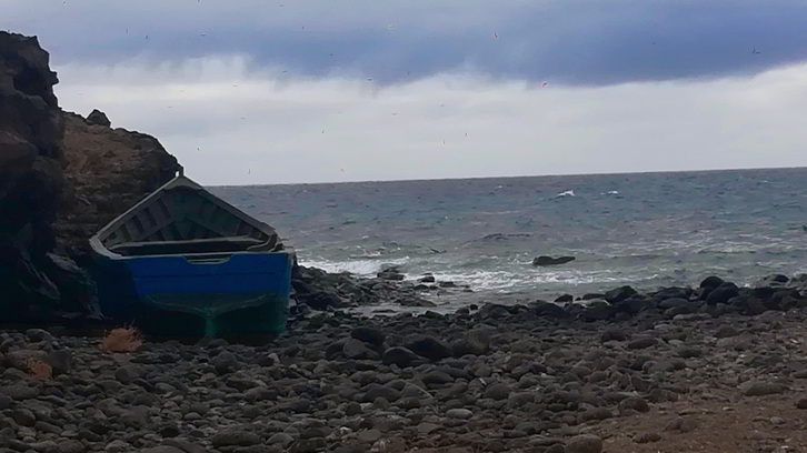 Una patera en la playa de Lanzarote, dando fe muda de este drama casi diario. (Fernando Alonso Abad)