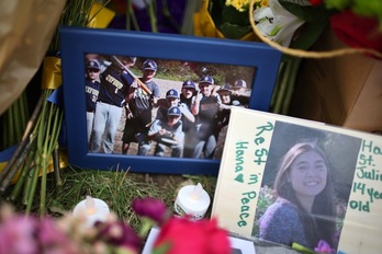 El memorial improvisado ante el instituto de Oxford, en Michigan, continúa recibiendo flores y fotografías este viernes. (Scott OLSON/GETTY Images/AFP)