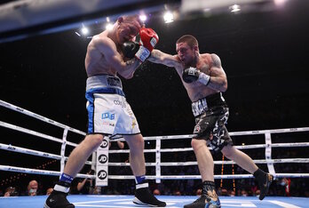 Kerman Lejarraga, en plean pelea con el inglés Jack Flatley. (DAZN/EUROPA PRESS)