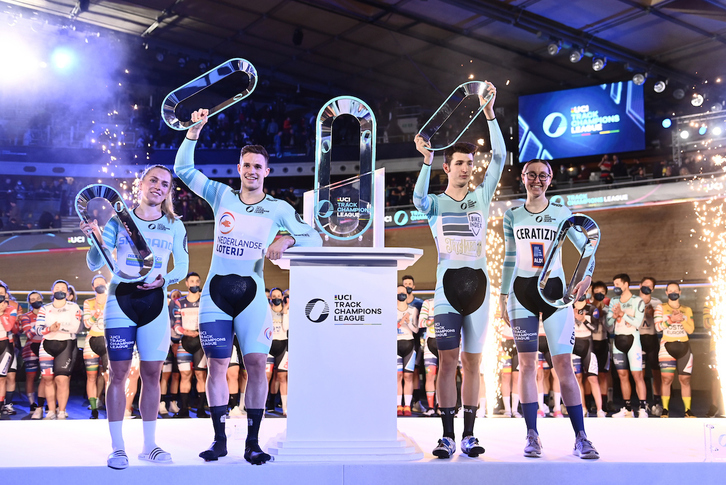 Emma Hinze, Harry Levreysen, Gavin Hoover y Katie Archibald, con los maillots y los trofeos de ganadores de la UCI Champions League. (UCI)