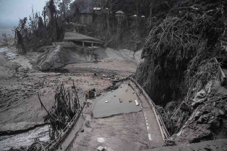 El pueblo indonesio de Sumber Wuluh, completamente cubierto por las cenizas del volcán Semeru. (Juni KRISWANTO/AFP)