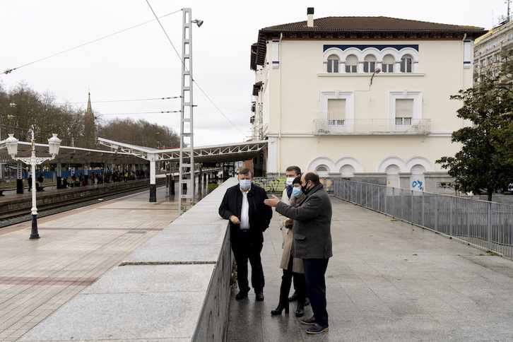 Presentación por parte del PNV en la estación de Gasteiz del acuerdo de ecnomienda de gestión. (Raúl BOGAJO/FOKU)