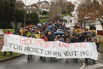 Eguraldi euritsuari aurre eginez Bouygues promotearen proiektua ez dutela nahi errateko kalera atera ziren heritarrak abenduaren 4an Kanbon. (Guillaume FAUVEAU)