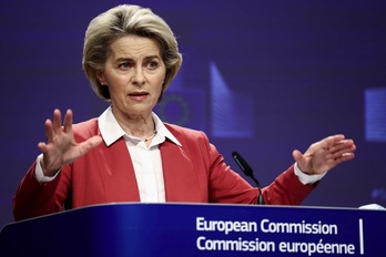 La presidenta de la Comisión Europea, Ursula von der Leyen, en una conferencia. (Kenzo TRIBOUILLARD/AFP)