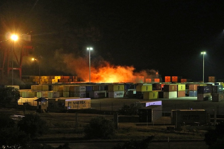 Terminal de contenedores ardiendo en el puerto de Lataquia. (AFP/SANAA)