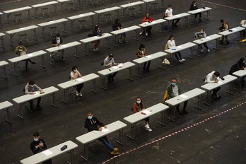 Un examen escrito realizado en las instalaciones del BEC de Barakaldo. (Luis JAUREGIALTZO/FOKU)