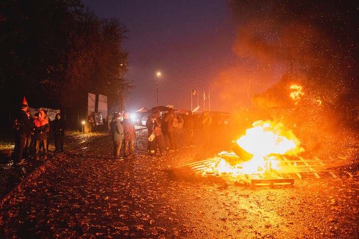 Trabajadores de Dassault, durante la protesta, esta mañana, a las puertas de la factoría aeronáutica. (Guillaume FAUVEAU)