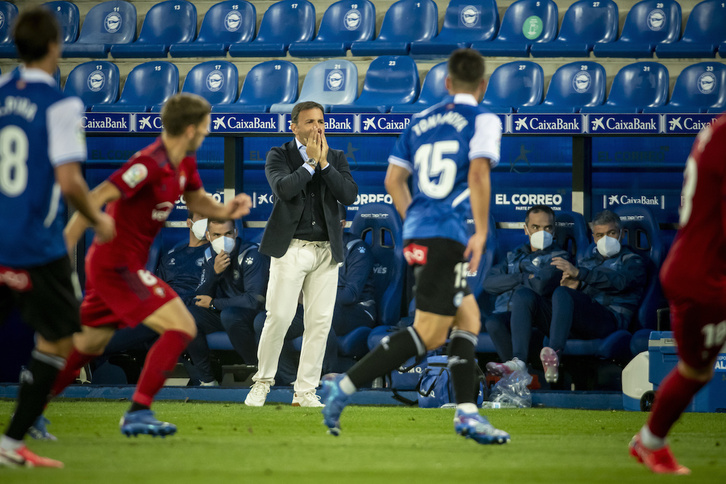 Calleja, entrenador del Alavés, durante un partido de esta temporada. (Jaizki FONTANEDA / FOKU)