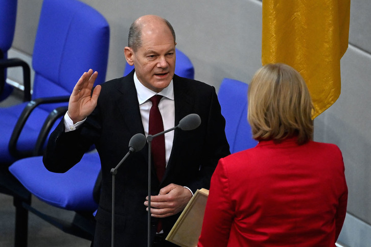 Olaf Scholz jura su cargo ante la presidenta del Bundestag, Baerbel Bas. (John MACDOUGALL/AFP)