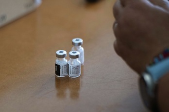 Pfizer asegura que su vacuna es eficaz contra la variante ómicron después de recibir tres dosis. (Rodger BOSCH/AFP)