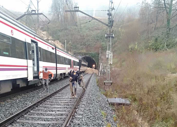 El primer vagón del tren ha colisionado con un desprendimiento de piedras. (RENFE)