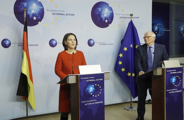 La ministra alemana de Relaciones Exteriores, Annalena Baerbock, en conferencia de prensa junto al Alto Representante de la UE, Josep Borrell, este jueves en Bruselas. (Olivier HOSLET/AFP)