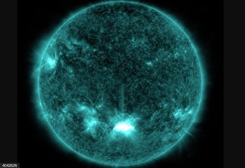 En el centro de la parte inferior se aprecia la gran llamarada solar registada el pasado 28 de octubre. (NASA/SDO/EUROPA PRESS)