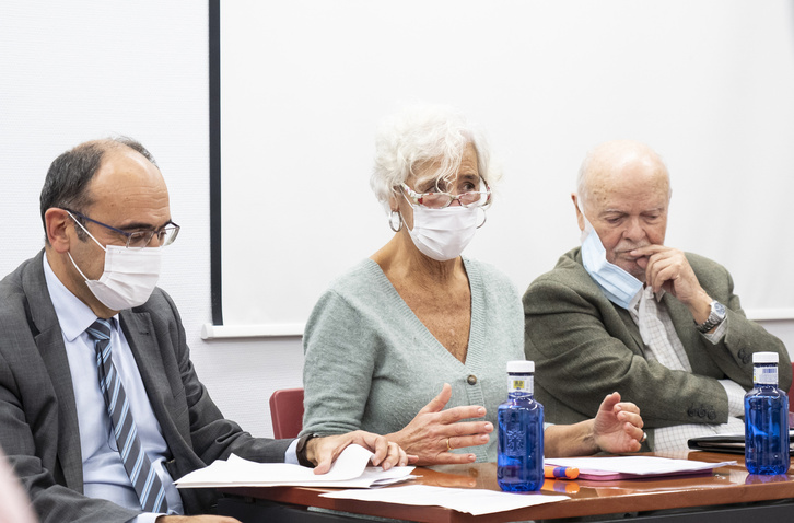 Tapia, Biurrun y Martín Pallín, en el debate de Sare. (Marisol RAMIREZ | FOKU)