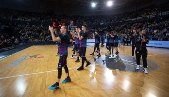 Los jugadores del Bilbao Basket aplauden a la afición que se acercó hasta Miribilla. (@BILBAOBASKET)