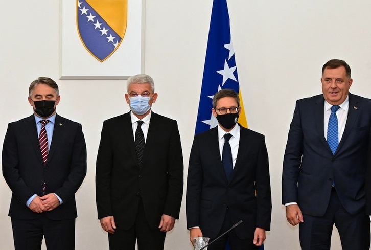 El líder serbio de Bosnia, a la derecha, junto con los copresidentes bosnio y croata  y un representante de EEUU. (Elvis BARUKCIC/AFP)