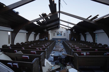 Daños materiales ocasionados por el tornado en una iglesia de Mayfield, Kentucky. (Brett CARLSEN/AFP)