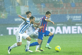 Corpas, autor del segundo gol azulgrana, intenta marcharse de Javi Jiménez y Dani Lorenzo. (Gorka Rubio/Foku)