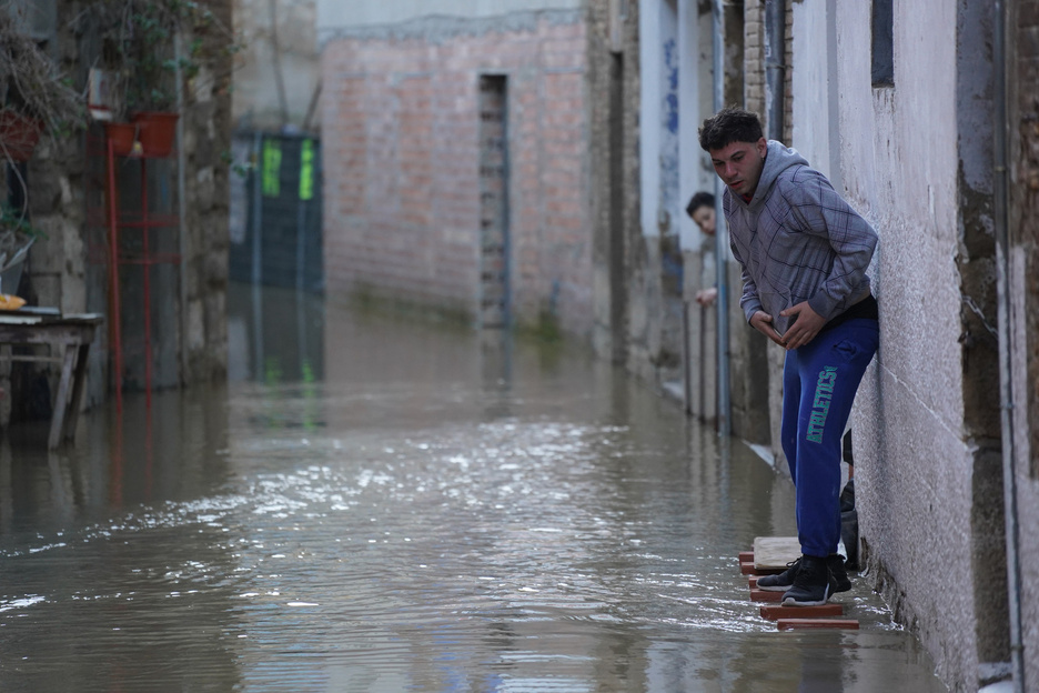 Una persona mantiene el equilibrio sobre unos bloques de ladrillo para no caer al agua. (Jagoba MANTEROLA/FOKU)